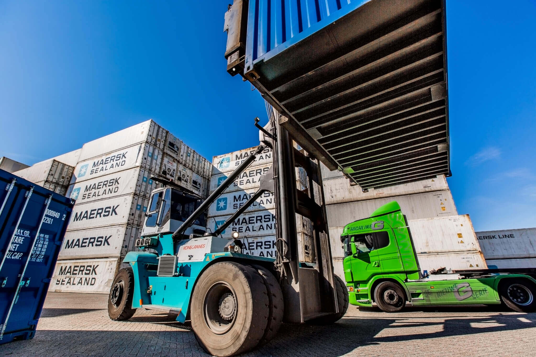 Insulated shipping containers