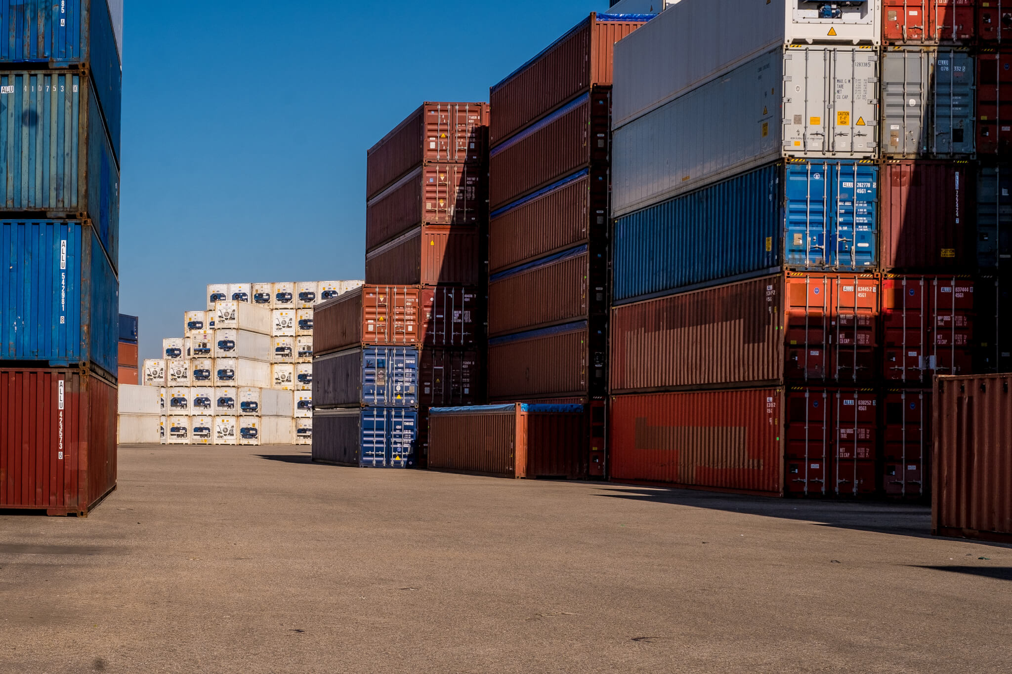 Alconet sells and delivers reefer containers, flat racks and shipping containers in Portugal